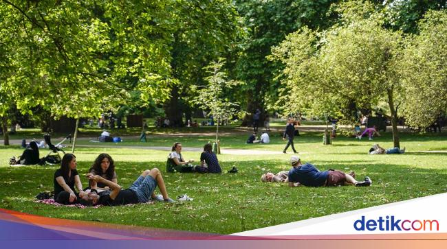 Warga London Bersantai di Taman Saat Cuaca Lagi Terik-teriknya