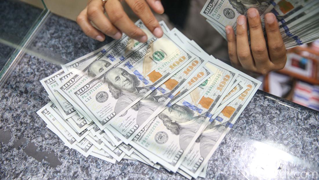 Rupiah Keok Pagi Ini, Dolar AS Sempat Ke Level Rp 15.700