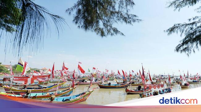 Potret Keseruan Kompetisi Menghias Kapal Nelayan Potret Keseruan Kompetisi Menghias Kapal Nelayan