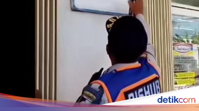 Viral Petugas Dishub Hapus Tulisan Parkir Gratis Ternyata Di Lombok