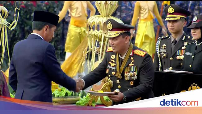 Jokowi Gives Pieces of Tumpeng to National Police Chief on Bhayangkara's First Anniversary