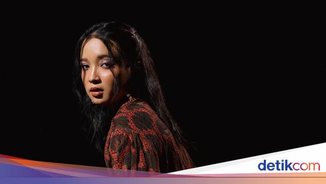 Bunga Reyza Debut dengan Wahai Tuan: Abadikan Cinta dalam Melodi Folk