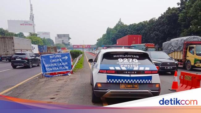 The toll street from Jakarta to Merak is closed this afternoon, contraflow is carried out