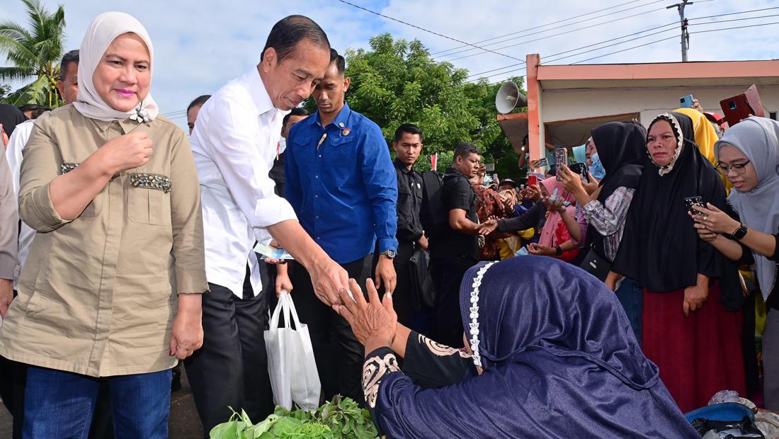 Jokowi Dan Iriana Kunjungi Pasar Cekkeng Bulukumba, Beli Cabai-Bawang Merah