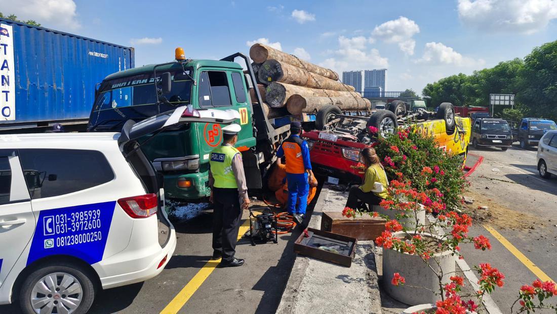 Kecelakaan Maut Tol Kebomas Elf Vs Truk Trailer Muat Kayu, 2 Orang Tewas