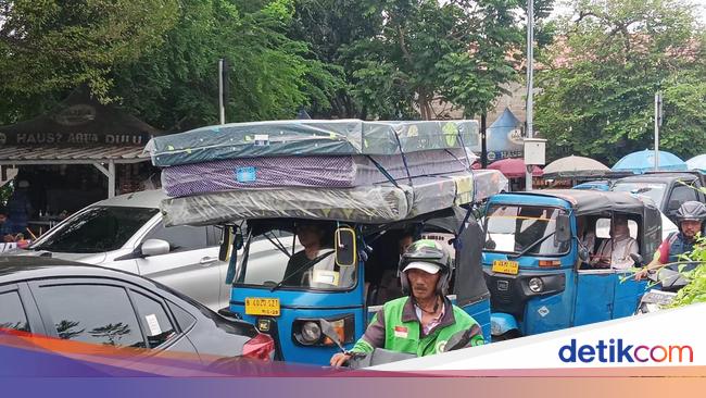 Nasib Bajaj di Ibu Kota, Rela Angkut Sayur-Kasur Demi Bertahan Hidup