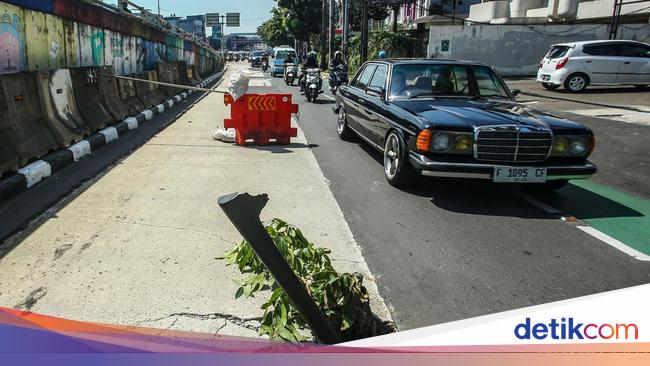Hati-hati! Lubang Besar di Pertigaan Depan KUA Namlea
