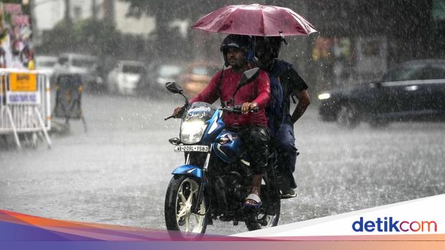 土砂崩れでバス2台が川に転落、63人行方不明