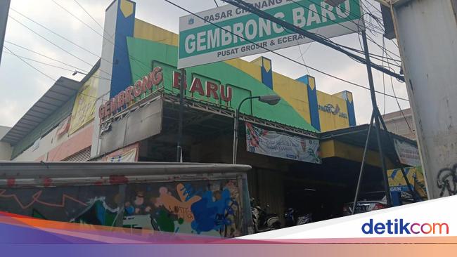 Jeritan Pedagang Pasar Gembrong Menanti Pelanggan