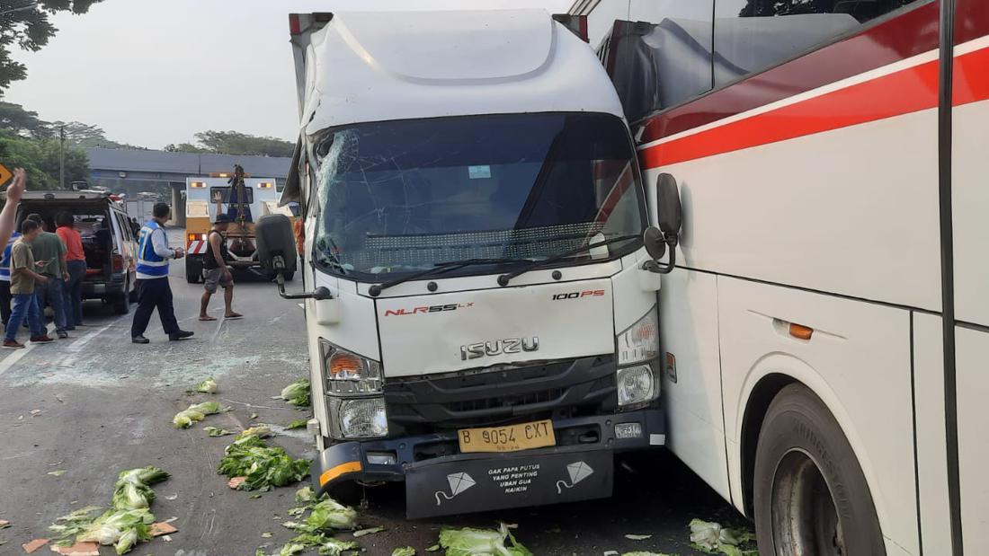 10 Kendaraan Tabrakan Beruntun Di Tol Cipularang, Begini Kronologinya