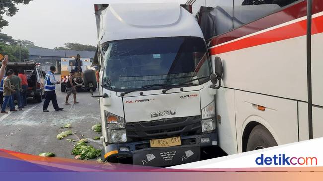 10 Kendaraan Tabrakan Beruntun di Tol Cipularang, Begini Kronologinya