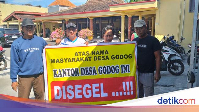 Poster protes warga Desa Godog terhadap korupsi dana desa