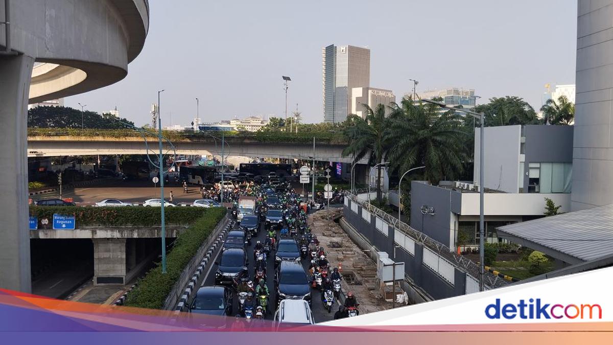 Ada Proyek Galian di Jalan HR Rasuna Said, Lalin Arah Kuningan Jaksel Macet