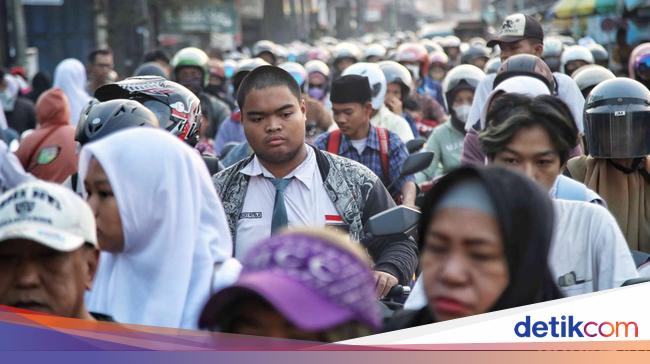 Ada Bahaya di Balik Banyak Warga Kelas Menengah Turun Kasta