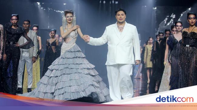 20 Tahun Berkarya, Ivan Gunawan Gelar Fashion Show di Bawah Tekanan