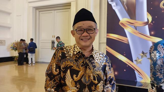 Mendikdasmen Abdul Muti Pastikan Gaji Guru Naik