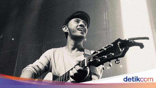 Hendro Jarot Nugroho Dies who was a seventeen-year-old guitarist