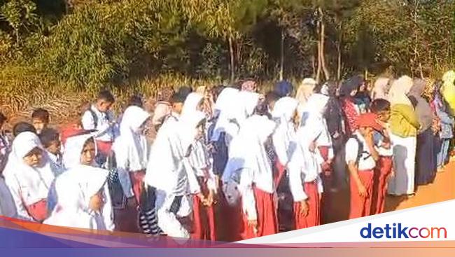 Ratusan siswa SD diseruduk mobil MBG di lapangan