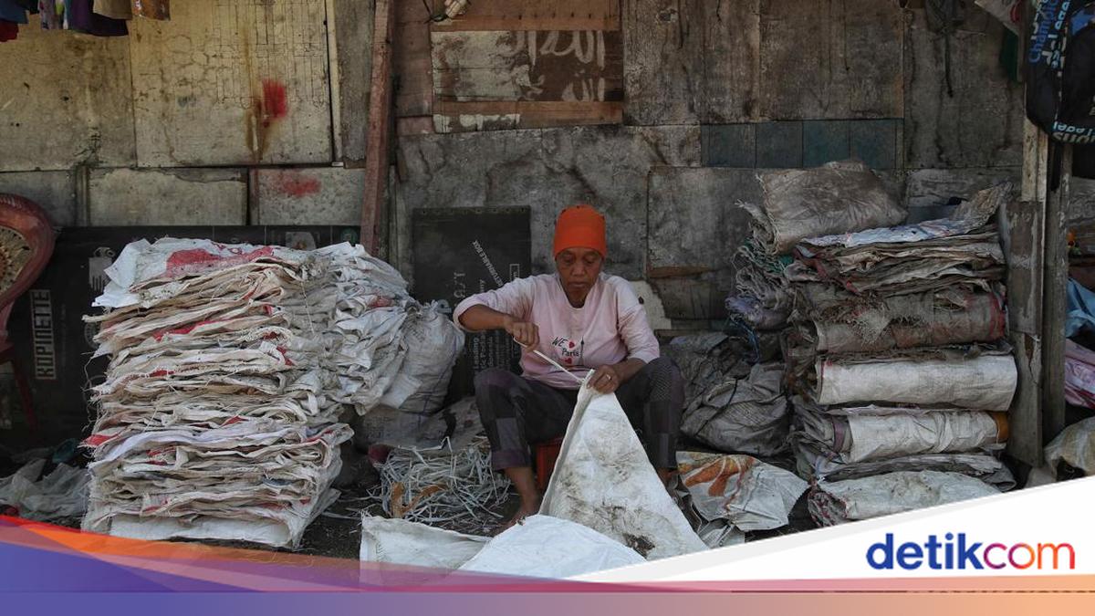 Mengorek Rasanya Tinggal di Rumah Terkepung Gunung Sampah