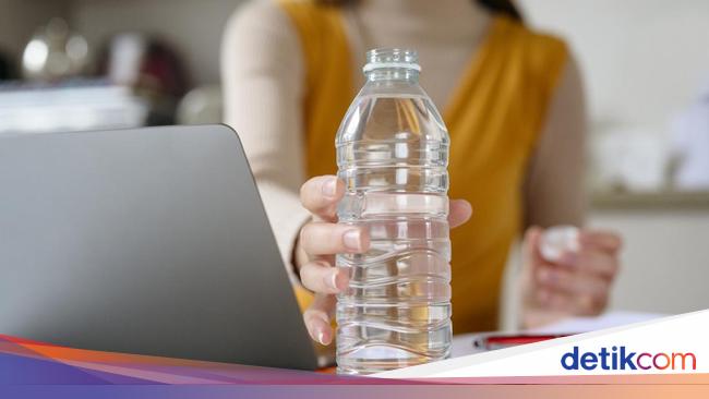 Minum Air Mineral Botol Plastik Bisa Berbahaya, Ini Sebabnya