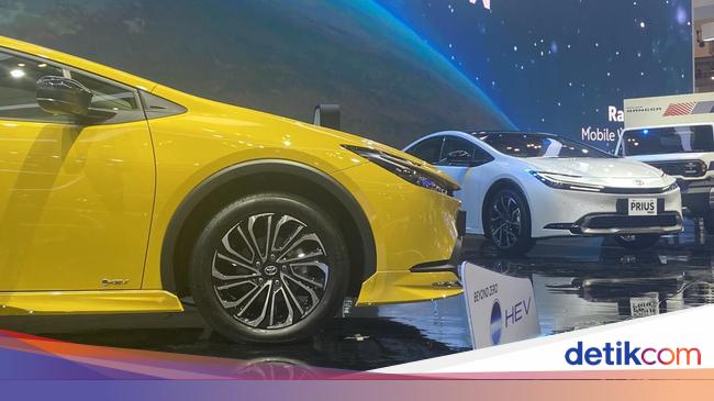 Konsumsi BBM Tembus 30 Km/L, Prius Hybrid Cocoknya Pakai BBM Ini