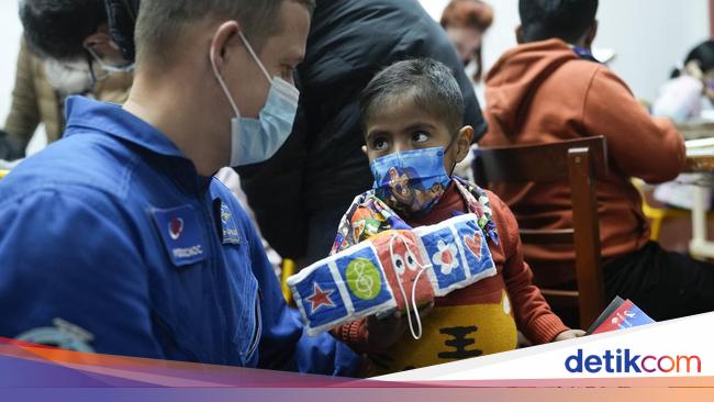 Momen Astronot Rusia Hibur Anak-anak Penderita Kanker di Rumah Sakit