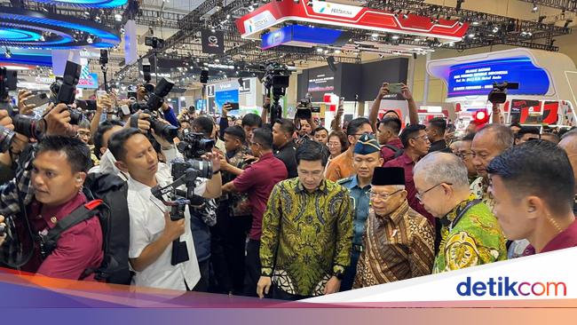 Wapres Ma'ruf Amin Mampir ke Booth Toyota, Lihat-lihat Yaris Cross dan Innova Zenix