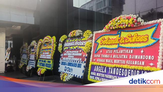 Karangan Bunga buat Keponakan Prabowo Berjajar di Kantor Kemenkeu