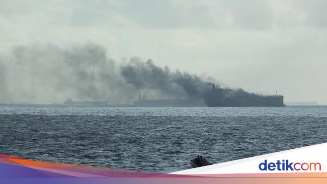 Tabrakan Dekat Singapura-Malaysia, 2 Kapal Tanker Minyak Terbakar