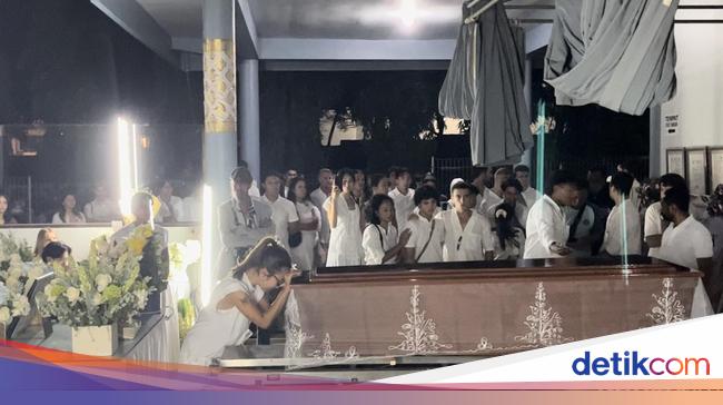 4 Momen Sendu Penghormatan Terakhir-Kremasi Suami Jennifer Coppen, Dali Wassink