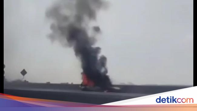 Mobil Terbakar di Tol Layang MBZ Bermula dari Kepulan Asap Bagasi