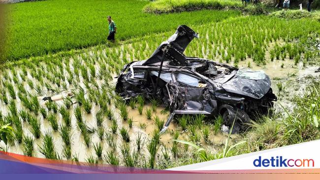 Mobil Berisi Satu Keluarga Tertabrak Kereta di Deli Serdang, 6 Orang Tewas