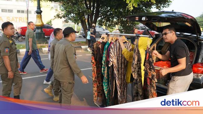 Satpol PP Bogor Tertibkan 63 Pedagang Liar di Sekitar Stadion Pakansari