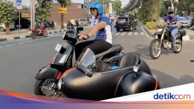 Momen AHY Naik Vespa Rp 85 Juta