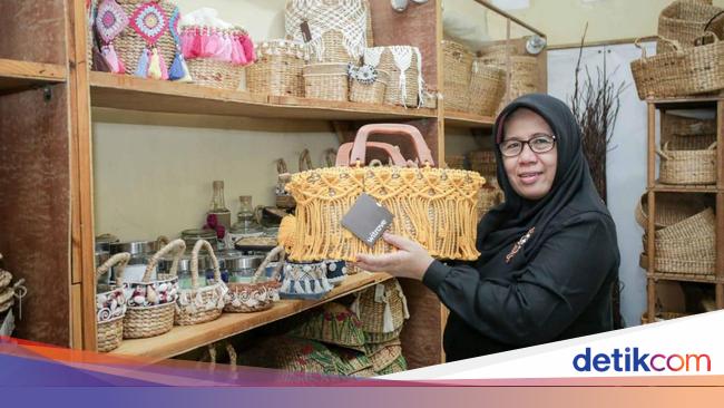 Wanita Ini Bangkit dari Kemiskinan Berkat Eceng Gondok, Begini Kisahnya