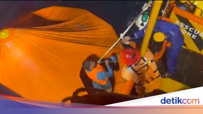 Menegangkan! Tim PHE ONWJ Selamatkan 18 Awak Kapal Karam di Kepulauan Seribu