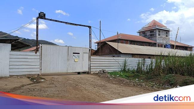 Atap Proyek Gedung SMA Taruna Nusantara Malang Ambruk Terhempas Angin