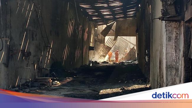 Gudang Plastik di Karanganyar Terbakar Pagi Ini
