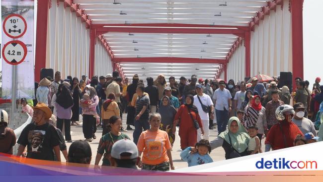 Warga Menyaksikan Prosesi Peresmian Jembatan Jombiro