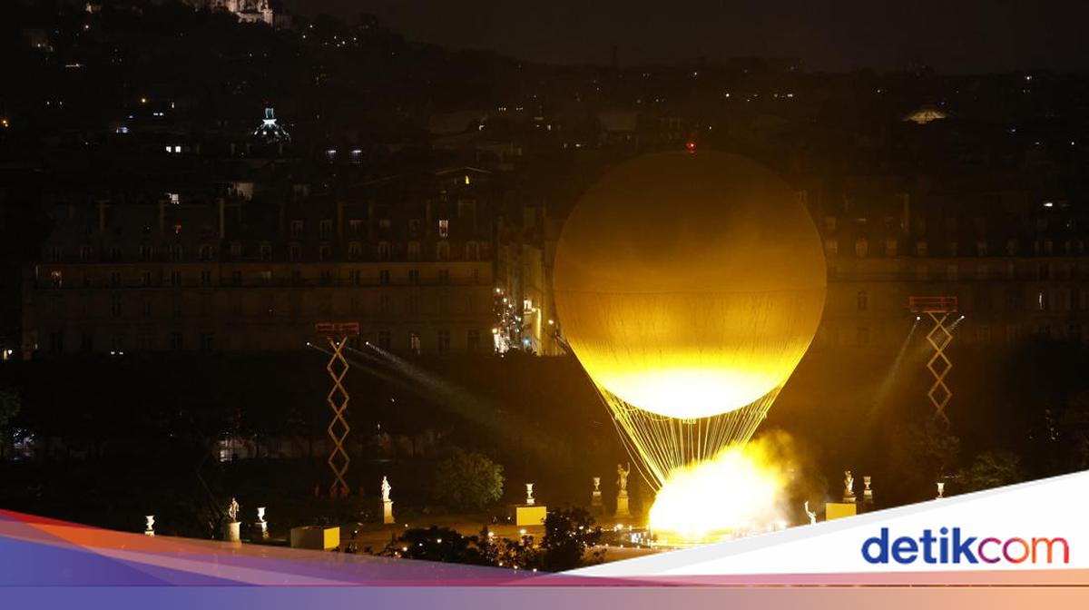 Api Terbang Bola Api Terbang di Atas Sungai Seine Tandai Olimpiade Resmi Dimulai