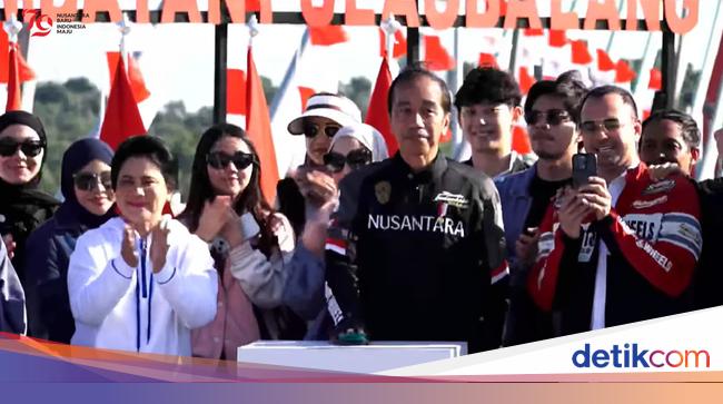 Berjaket \'Nusantara,\' Jokowi Resmikan Jembatan Akses ke IKN Rp 1,4 T