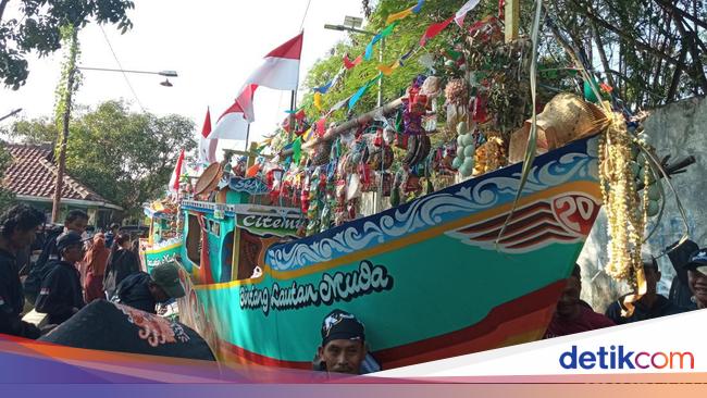 Meriahnya Tradisi Nadran di 'Kampung Nelayan' Desa Citemu Cirebon