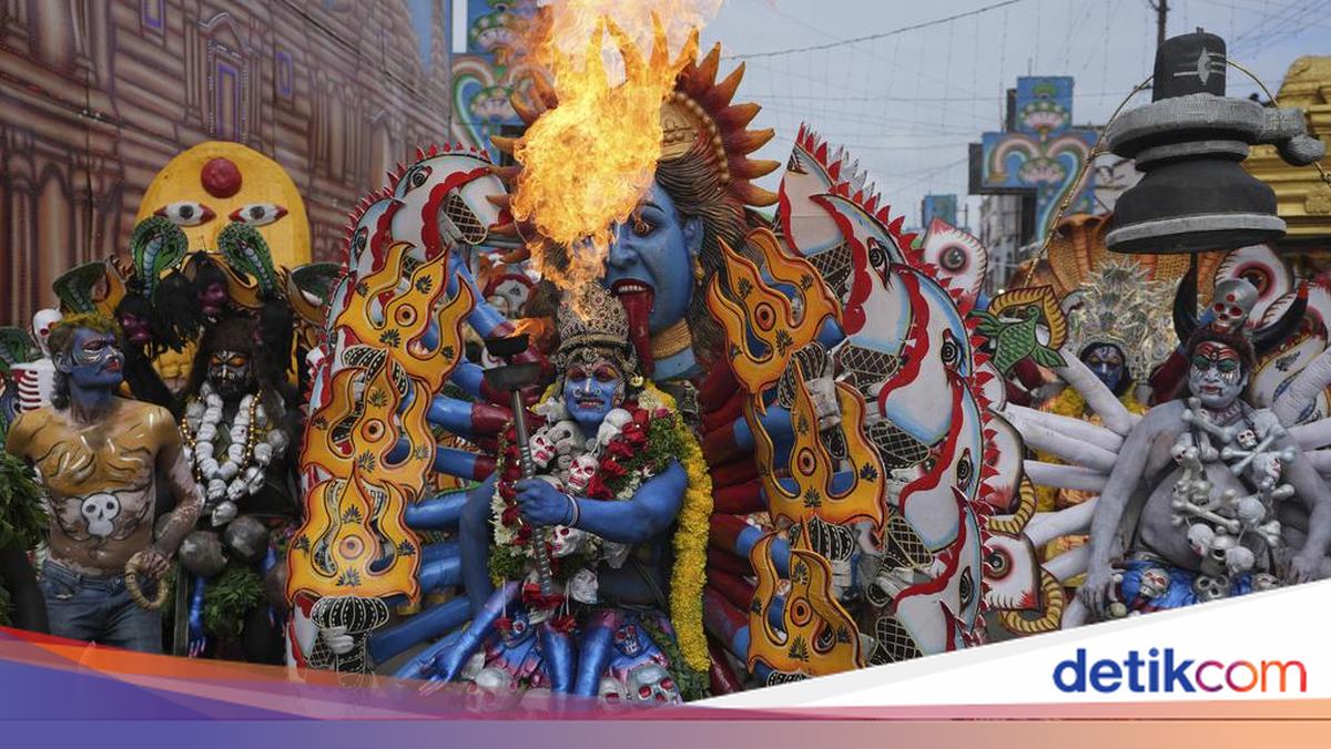 Atraksi Sembur Api Rayakan Festival Bonalu di India