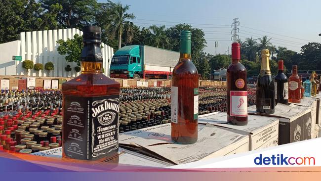Ribuan Botol Miras Terkenal Ilegal Juga Dimusnahkan Bea Cukai