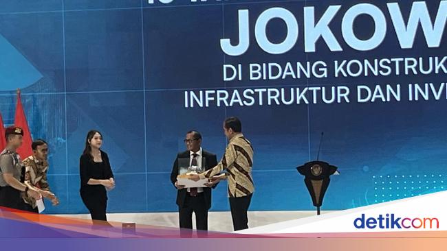 Dapat Topi Baja, Jokowi Dinobatkan Jadi Bapak Konstruksi Indonesia