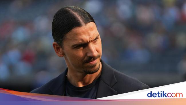 Wah! Zlatan Ibrahimovic Melukat di Pura Tirta Empul