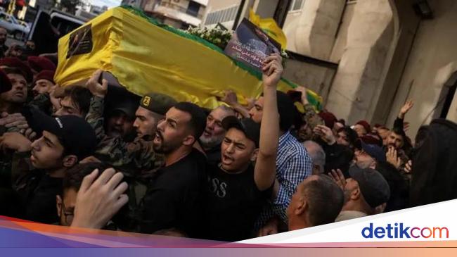 Pelayat Berebut Angkat Peti Mati Komandan Hizbullah yang Dibunuh Israel