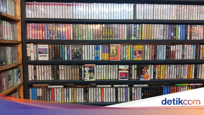 Penjual Kaset Pita Masih Eksis Sampai Sekarang, Berapa Omzetnya?