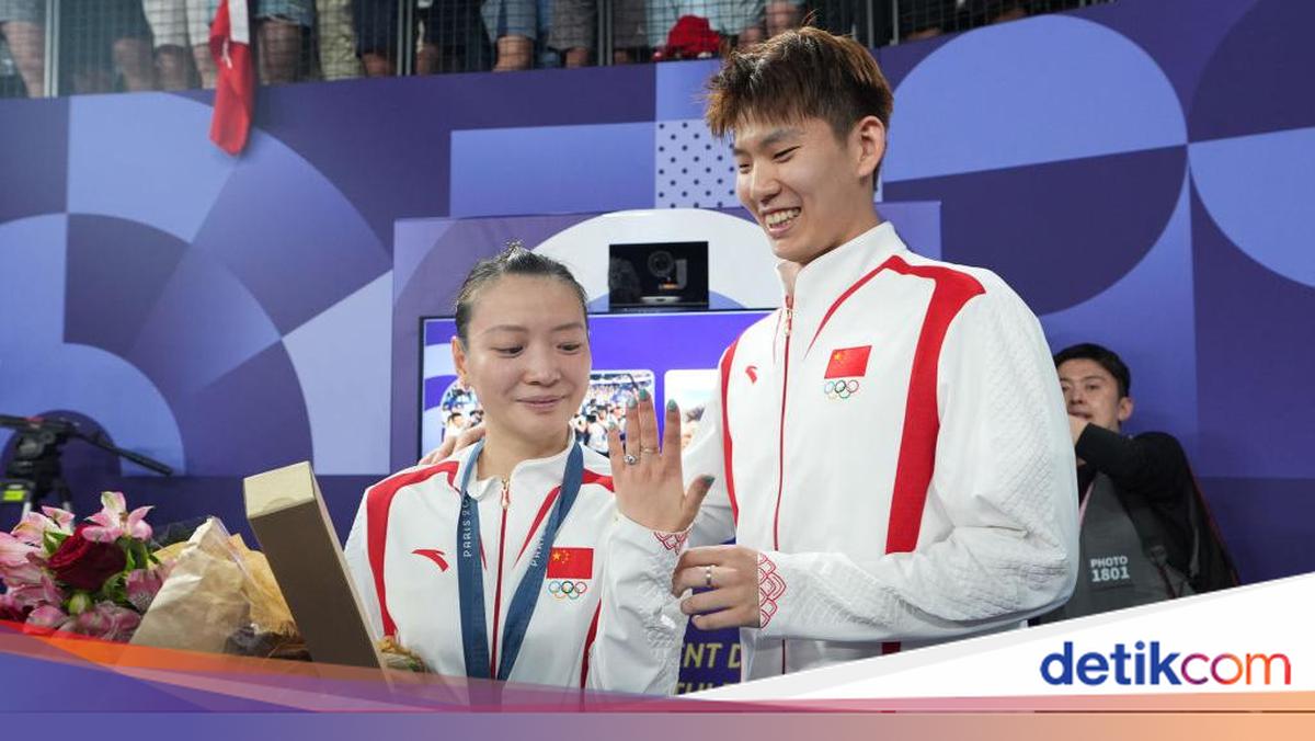 U barmogini yigitning barmogiga qoydi