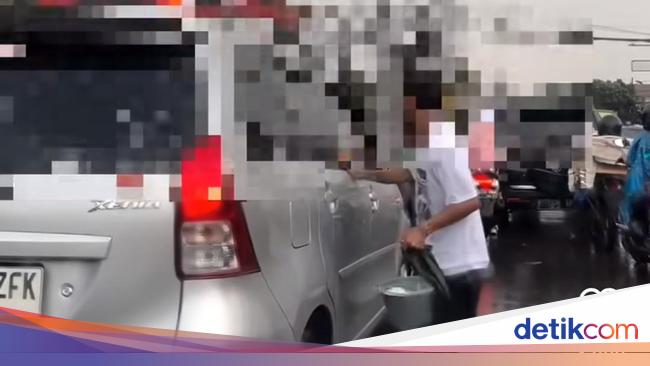 ボゴールの車の窓拭き業者が金銭を受け取らず泡を噴射